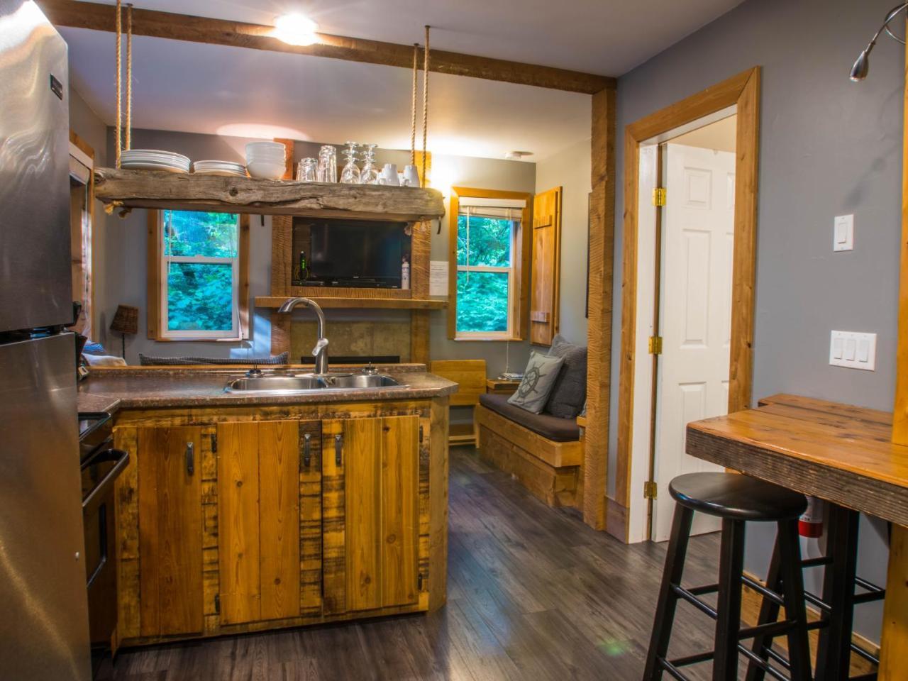 Surfs Inn Rainforest Cottages Ucluelet Ngoại thất bức ảnh